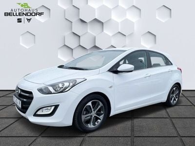 Weiss Gebraucht 2015 Hyundai i30 Trend Limousine | 10.480 € (Etwas zu teuer)