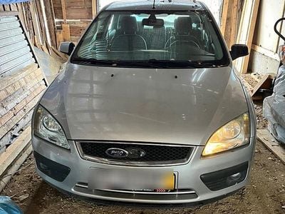 Silber Gebraucht 2005 Ford Focus Ghia Limousine | 699 € (Superpreis)