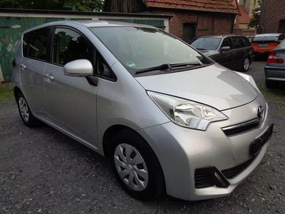 Gebraucht Toyota Verso 100 PS (73 kW) 2012 Silber Van / Kleinbus