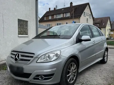 Gebraucht Mercedes B180 109 PS (80 kW) 2011 Silber Kleinwagen