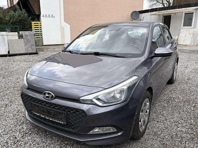 Gebraucht Hyundai i20 Trend 84 PS (61 kW) 2015 Star dust / met Limousine