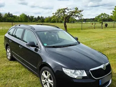 Gebraucht Skoda Superb Exclusive 140 PS (102 kW) 2013 Schwarz Kombi