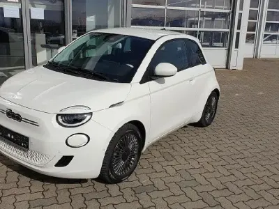 Gebraucht Fiat 500e Basis 86 kW (118 PS) 2023 Colore esterno (arktis weiß) Limousine