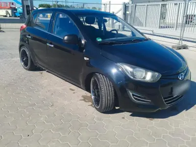 Gebraucht Hyundai i20 Edition 86 PS (63 kW) 2014 Schwarz Kleinwagen