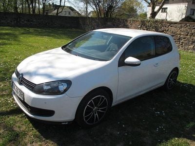 Gebraucht VW Golf VI Team 102 PS (75 kW) 2010 Weiß Kleinwagen