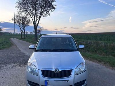 Gebraucht Skoda Fabia Ambiente 69 PS (50 kW) 2009 Silber Limousine