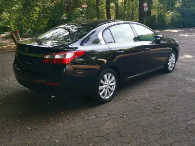 Używany Renault Latitude 140 KM (102 kW) 2011 Czarny Sedan/Limuzyna