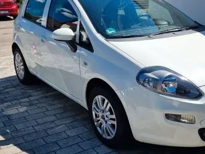 Gebraucht Fiat Punto Lounge 69 PS (50 kW) 2016 Weiß Kleinwagen