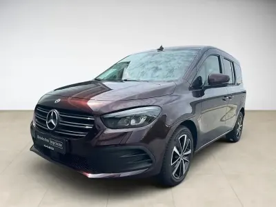 Gebraucht Mercedes T180 Progressive 116 PS (85 kW) 2022 Rot Van / Kleinbus