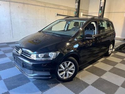 Schwarz Gebraucht 2016 VW Touran Trendline Van / Kleinbus | 9.600 € (Fairer Preis)
