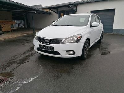 Weiß Gebraucht 2011 Kia Ceed Attract Kleinwagen | 3.400 € (Fairer Preis)