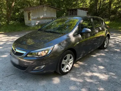 Gebraucht Opel Astra 140 PS (102 kW) 2012 Grau Limousine