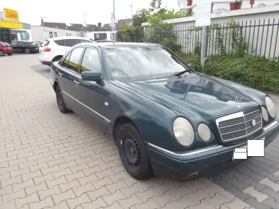 Używany Mercedes E230 Elegance 150 KM (110 kW) 1997 Zielony Sedan/Limuzyna