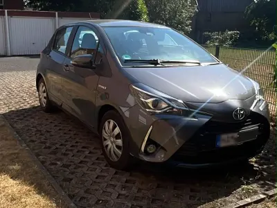 Gebraucht Toyota Yaris Hybrid 73 PS (53 kW) 2018 Grau Kleinwagen