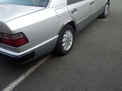 Gebraucht Mercedes 300 113 PS (83 kW) 1992 Silber Limousine