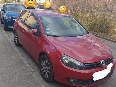 Rot Gebraucht 2009 VW Golf VI Kleinwagen | 2.500 €