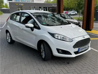 Gebraucht Ford Fiesta SE 121 PS (88 kW) 2013 Weiß Limousine