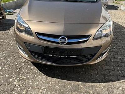 Gebraucht Opel Astra Edition 140 PS (102 kW) 2013 Gold Limousine