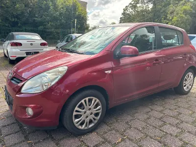 Gebraucht Hyundai i20 77 PS (56 kW) 2011 Rot Kleinwagen