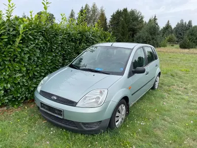 Gebraucht Ford Fiesta 70 PS (51 kW) 2004 Silber Kleinwagen