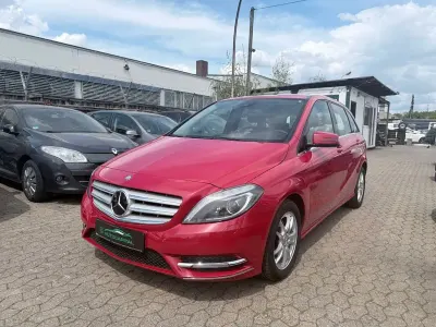 Gebraucht Mercedes B200 136 PS (100 kW) 2012 Rot Van / Kleinbus