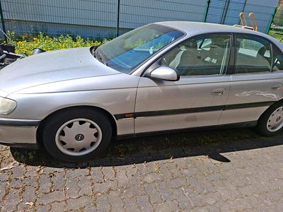 Second-hand Opel Omega 170 CP (125 kW) 1996 Argintiu Berlinǎ