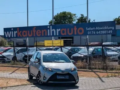 Gebraucht Toyota Yaris Hybrid Team 75 PS (55 kW) 2018 Silber Kleinwagen