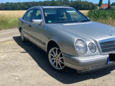 Gebraucht Mercedes E200 Classic 136 PS (100 kW) 1996 Silber Limousine