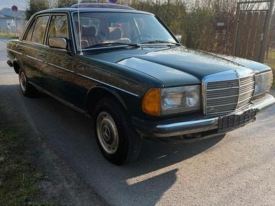 Gebraucht Mercedes 240 72 PS (52 kW) 1984 Grün Limousine
