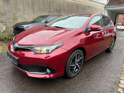 Super white 2 Gebraucht 2016 Toyota Auris Comfort Limousine | 11.700 € (Etwas zu teuer)