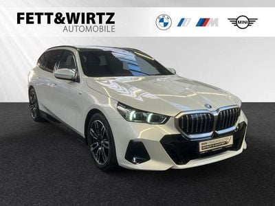 Gebraucht BMW 530e M Sport 299 PS (219 kW) 2025 Mineralweiss metallic Kombi