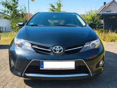 Gebraucht Toyota Auris Edition 132 PS (97 kW) 2014 Blau Limousine