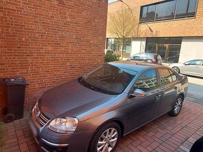 Gebraucht VW Jetta 105 PS (77 kW) 2010 Grau Limousine