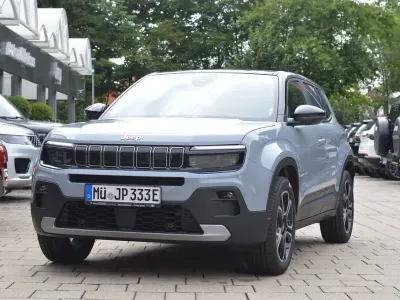 Neu Jeep Avenger EV Summit 114 kW (156 PS) 2026 Grau SUV