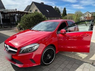 Gebraucht Mercedes A160 102 PS (75 kW) 2016 Rot Limousine