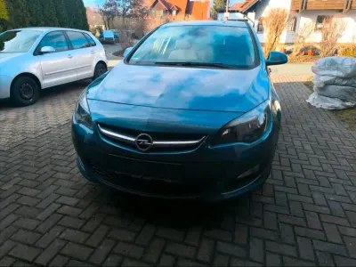 Używany Opel Astra 120 KM (88 kW) 2013 Niebieski Sedan/Limuzyna