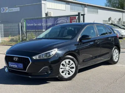 Gebraucht Hyundai i30 Select 99 PS (72 kW) 2020 Schwarz Limousine