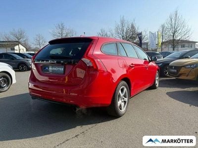Gebraucht Volvo V60 Kinetic 152 PS (111 kW) 2018 Rot Kombi