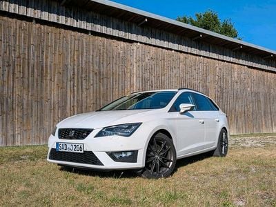 Weiß Gebraucht 2015 Seat Leon ST Kombi | 12.650 € (Fairer Preis)