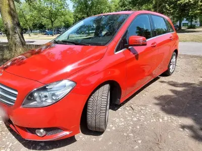 Gebraucht Mercedes B200 136 PS (100 kW) 2012 Rot Kleinwagen