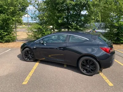 Gebraucht Opel Astra GTC Sport 140 PS (102 kW) 2014 Schwarz Limousine