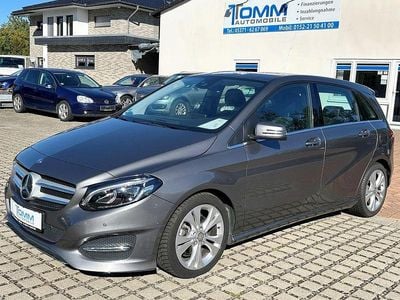 Grau Gebraucht 2016 Mercedes B200 Van / Kleinbus | 17.999 € (Fairer Preis)