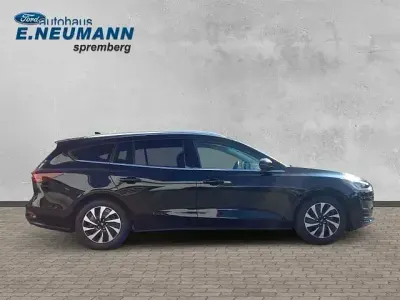 Gebraucht Ford Focus Titanium 125 PS (91 kW) 2024 Schwarz Limousine
