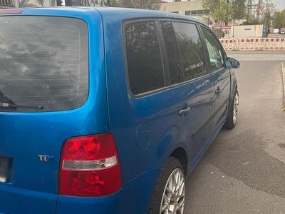Second-hand VW Touran 100 CP (73 kW) 2004 Albastru Monovolum
