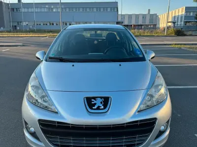 Gebraucht Peugeot 207 95 PS (69 kW) 2011 Silber Limousine