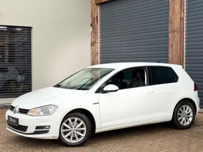 Gebraucht VW Golf VII LOUNGE 110 PS (80 kW) 2015 Weiß Limousine