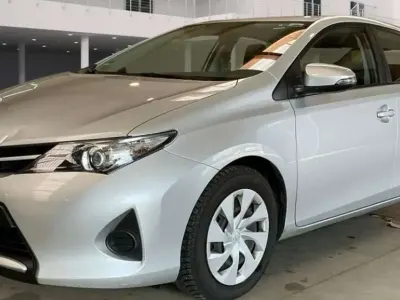 Gebraucht Toyota Auris 99 PS (72 kW) 2015 Silver metallic Kleinwagen