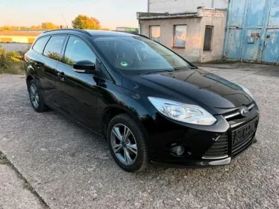 Gebraucht Ford Focus Trend 125 PS (91 kW) 2013 Schwarz Kombi