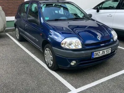 Używany Renault Clio II Authentique 58 KM (42 kW) 2000 Niebieski Sedan/Limuzyna