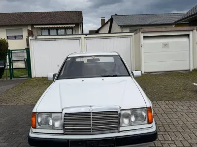 Gebraucht Mercedes E230 130 PS (95 kW) 1991 Weiß Limousine